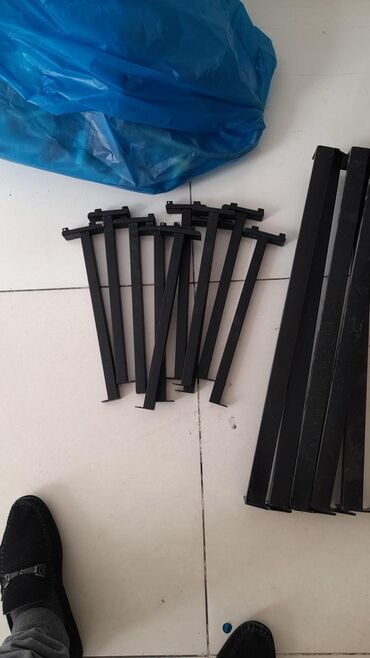 Vitrin üçün aksesuarlar: Mağaza vitrinləri üçün metal asqı və rəf tutacaqları dəsti - Rəng — 1