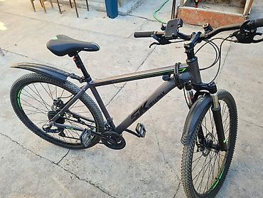 Горные велосипеды: Горный велосипед с рамой темно-серого цвета, оборудованный передними и — 6