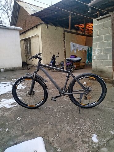 Горные велосипеды: Горный велосипед на 26" колесах - Рама: алюминиевая, размер — 4