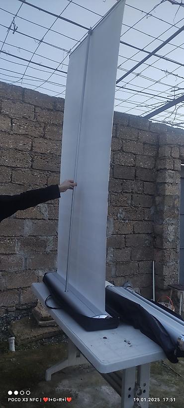 Roll-up banner stendi ela veziyyetde oz gutularinda 2 cur razmerde