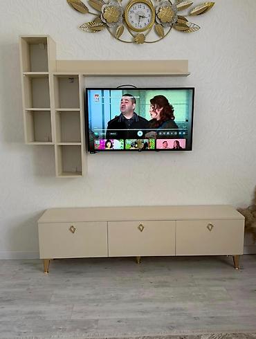 dekor reqemler: Bez rəngində müasir TV stendi və asma divar rəfi dəsti - Minimalist — 1