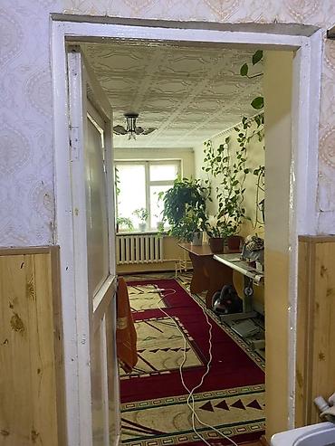 короб дома: Комната с большим окном и радиатором отопления. Светлая — 1