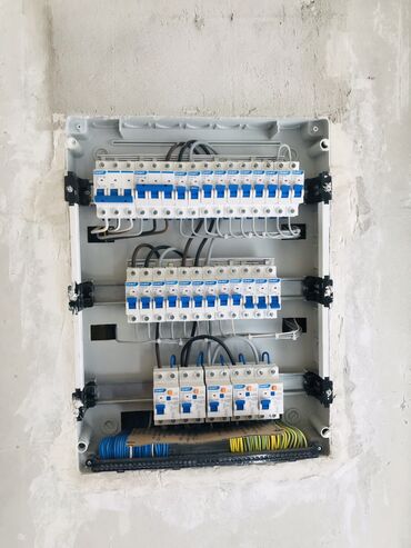 Электрики: Электрик | Перенос электроприборов, Прокладка, замена кабеля, Установка распределительных коробок Больше 6 лет опыта — 4