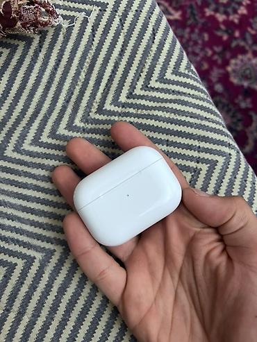 m3 pro: Airpods pro 2 type c model noqte cizigsiz sadece sag gulagda leke var — 1