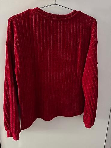 Şəxsi əşyalar: Bershka markalı, uzunqol, fitilli, tünd qırmızı rəngli bluz. Yumşaq — 2