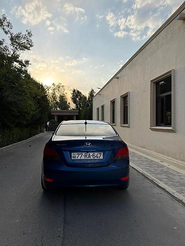 bmw g30 stop: Hyundai Accent sedan – mavi rəng, şəhər üçün ideal kompakta ölçülü — 3