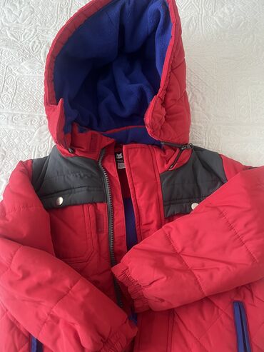 Верхняя одежда: Куртка красная на мальчика 5 лет, куртка синие на 5 лет, серебристое