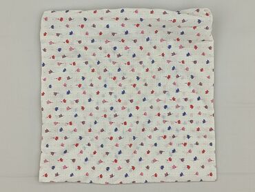 Pillowcases: Biała tkanina z delikatnym wzorem, idealna do różnych zastosowań