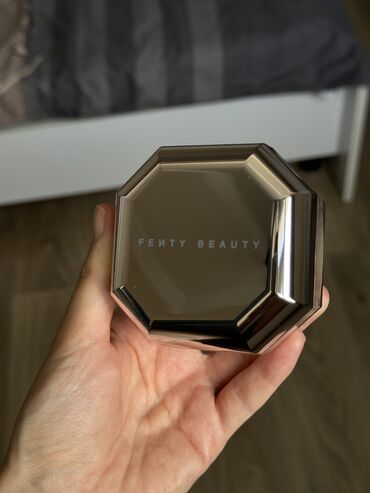 люксовая косметика: Пудра Fenty Beauty by Rihanna, объем 28 g Оттенок Banana, куплена в