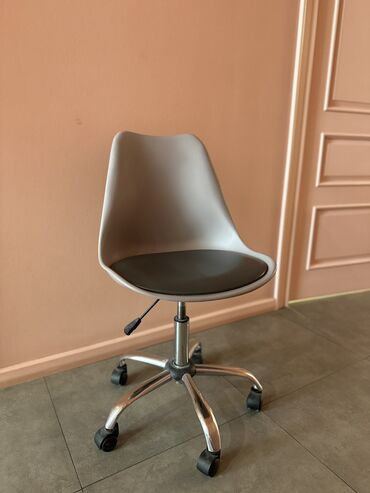 продается парикмахерская: Современные и удобные кресла в хорошем состоянии, которые подойдут для