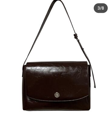 вместительная сумка: Сумка -портфель, лёгкая, вместительная, черная экокожа, лак, размеры