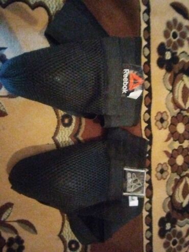 Reebok markalı qara rəngdə idman qoruyucuları, idman zamanı