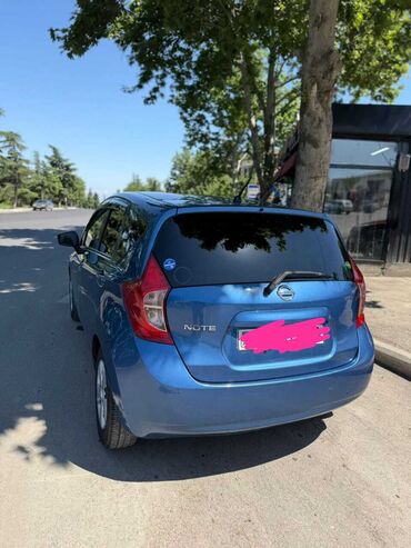 naxcivan masin elanlari 2020: Mavi rəngdə olan Nissan Note markalı avtomobil. Bu, şəhər daxilində