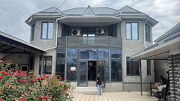Үйлөр: Продаю дом ж/м Биримдик Кут. 2-этажа, площадь 210м². Дом 1.5 кирпича — 1