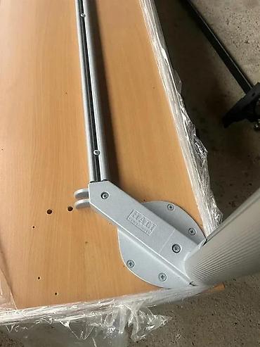 ikea ormari za sobu: Radni sto sa metalnim nogama i provodnicima za kablove - Prostrana — 3