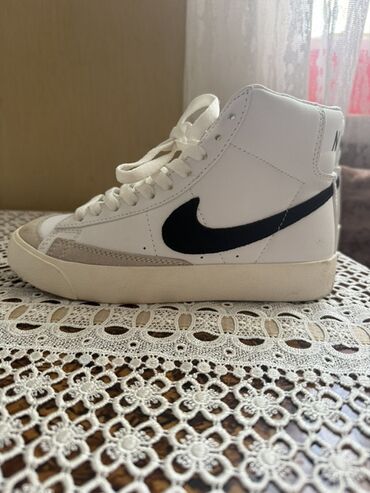 Krossovka ve ketlər: Nike, Ölçü: 35.5, rəng - Ağ, İşlənmiş