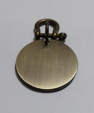 Heyvanlar üçün digər mallar: İt medalyonları (identifikasiya nişanı) satılır. Material: metal — 6