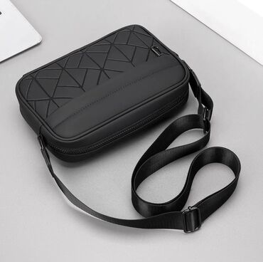 сумка кошелек: Городская сумка через плечо с геометрическим рельефом - Форм‑фактор