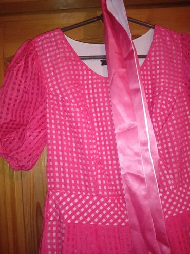 красное платье в пол с разрезом: Яркое розовое платье в пол с геометрическим узором. - Цвет