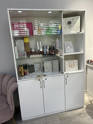 Mağaza avadanlığı: Ağ rəngli vitrin-dolab - Material: MDF/laminat səth, hamar və asan — 1