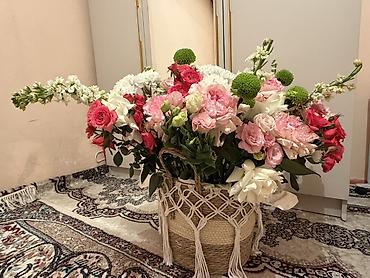 Букеты из живых цветов: Большая цветочная композиция в декоративной корзине - Пышный — 5
