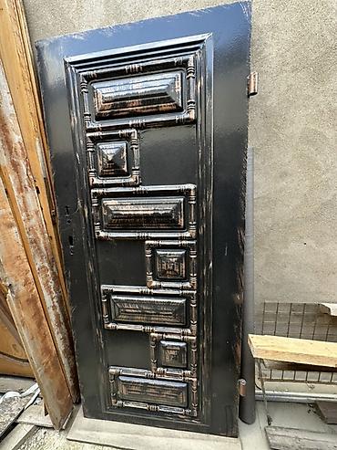 Giriş qapıları: Metal giriş qapısı
Ölçüləri 96sm x 205sm — 2