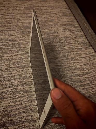 mini ipad: Apple iPad (gümüş rəng) - 9.7" Retina ekran, ön paneldə Touch ID ana — 2