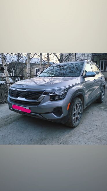 Kia: Автомобиль Kia Seltos серого цвета. Компактный кроссовер с современным