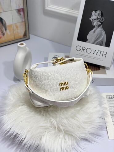 qaqa stil: Əl çantası, Miu Miu