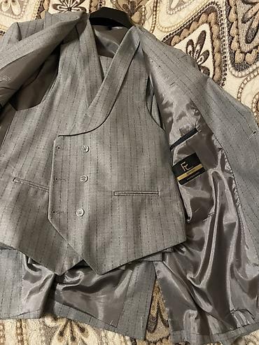 prada kurtka: - Üçlük kostyum dəsti: pencək, jilet və şalvar - Rəng: boz, incə — 1
