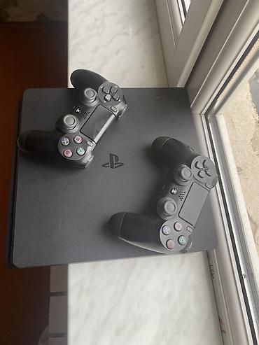 redmi a7 pro: Sony PlayStation 4 Slim oyun konsolu + 2 ədəd DualShock 4 pultu — 1