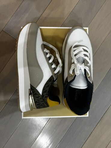 nike qaçış üçün qadın krossovkaları: Michael Kors qadın krossovkaları - Model: Logo detallı platformalı