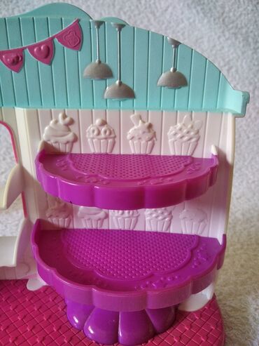 Igračke: Shopkins poslastičarnica
Poklopac se skida 
Očuvana
C — 4