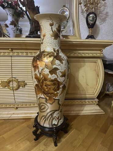 Süni güllər: Bir vaza, Keramika