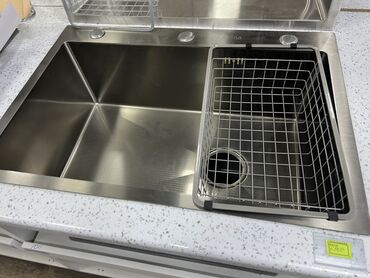 кухонные шкафы с мойкой: Кухонная раковина из нержавеющей стали с двумя чашами, выполненная в