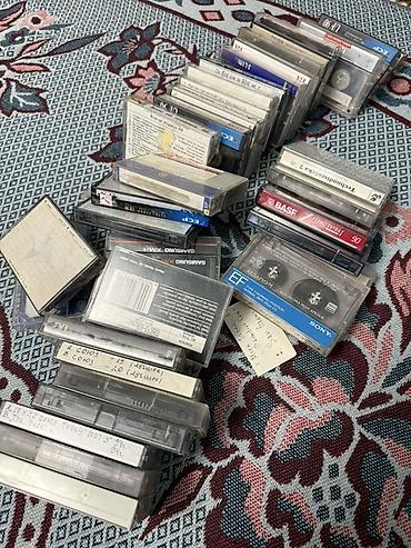 Коллекция аудиокассет (Compact Cassette) с записями музыки и