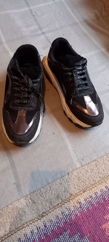 Кроссовки и спортивная обувь: Ботасы из Турции черно серебристого цвета. Подошва гелевое можно