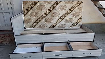 bunk bed: Односпальная кровать-диван с матрасом и большим количеством мест для — 1
