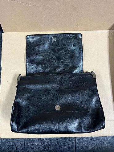 Modni rančevi: Crna ženska torba preko ramena - Materijal: veštačka koža (sjajan — 4