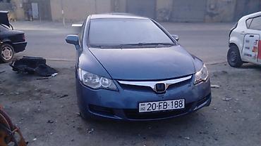 04 maşın: Honda Civic: 1.3 l | 2009 il Sedan — 2