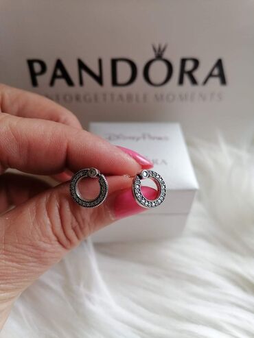 Minđuše: Pandora minđuše
Dobija se u kutijici
Cena:2100din — 14