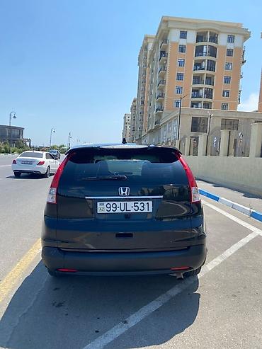 4 lu canta: Honda CR-V krossover, qara rəngdə, geniş və rahat salonlu modeldir — 9