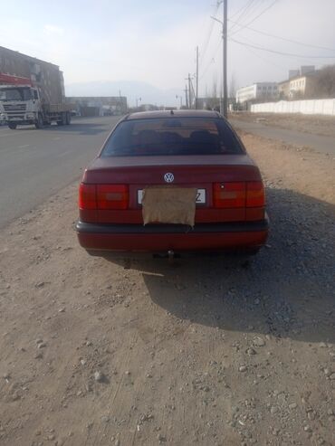 Volkswagen: Легковой автомобиль хэтчбек/седан бордового цвета. Основные — 9