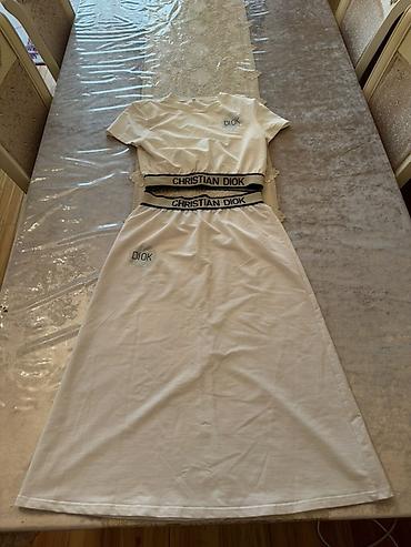 jadore dior: Ağ rəngli qadın dəsti – T‑shirt + ətək - Üst: qısaqoll, dairəvi yaxalı — 1