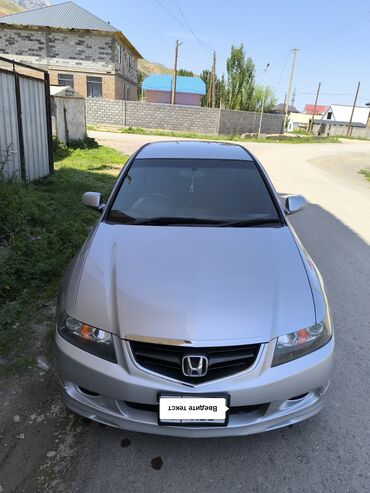 tayota runx: Автомобиль Honda Accord серебристого цвета. Салон отделан темной
