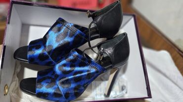 обувь jordan: Продам женские кожаные босоножки в отличном состоянии. Производство