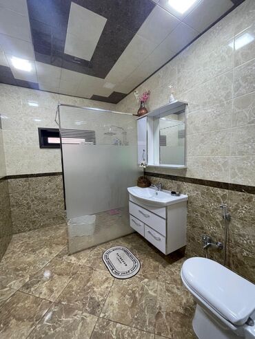 Yeni tikili: Satılır: geniş və zərif interyerli mənzil/evin qonaq otağı və sanitar — 2