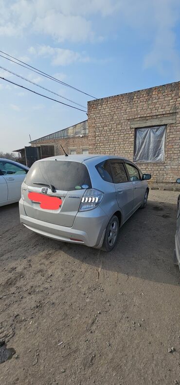 Honda: Honda Fit: 2012 г., 1.3 л, Вариатор, Гибрид, Седан