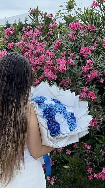 qizil güller: Mavi çalarların harmoniyasında gül buketi - Tərkib: tünd mavi, mavi — 2