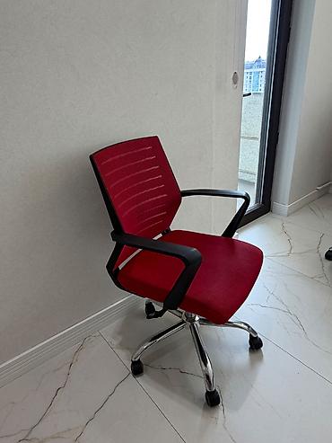 stol ustul: Divan təzədir, 1 aydır alınıb. Yeni ofis tam əşyalı olduğu üçün — 5